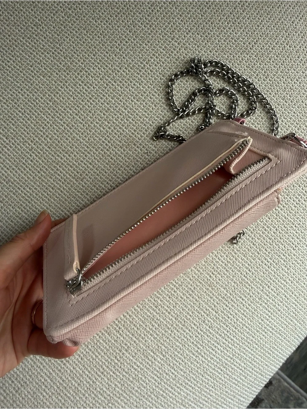 GUESS Blush Pink Chain Crossbody Phone Case with zipper comprar behind